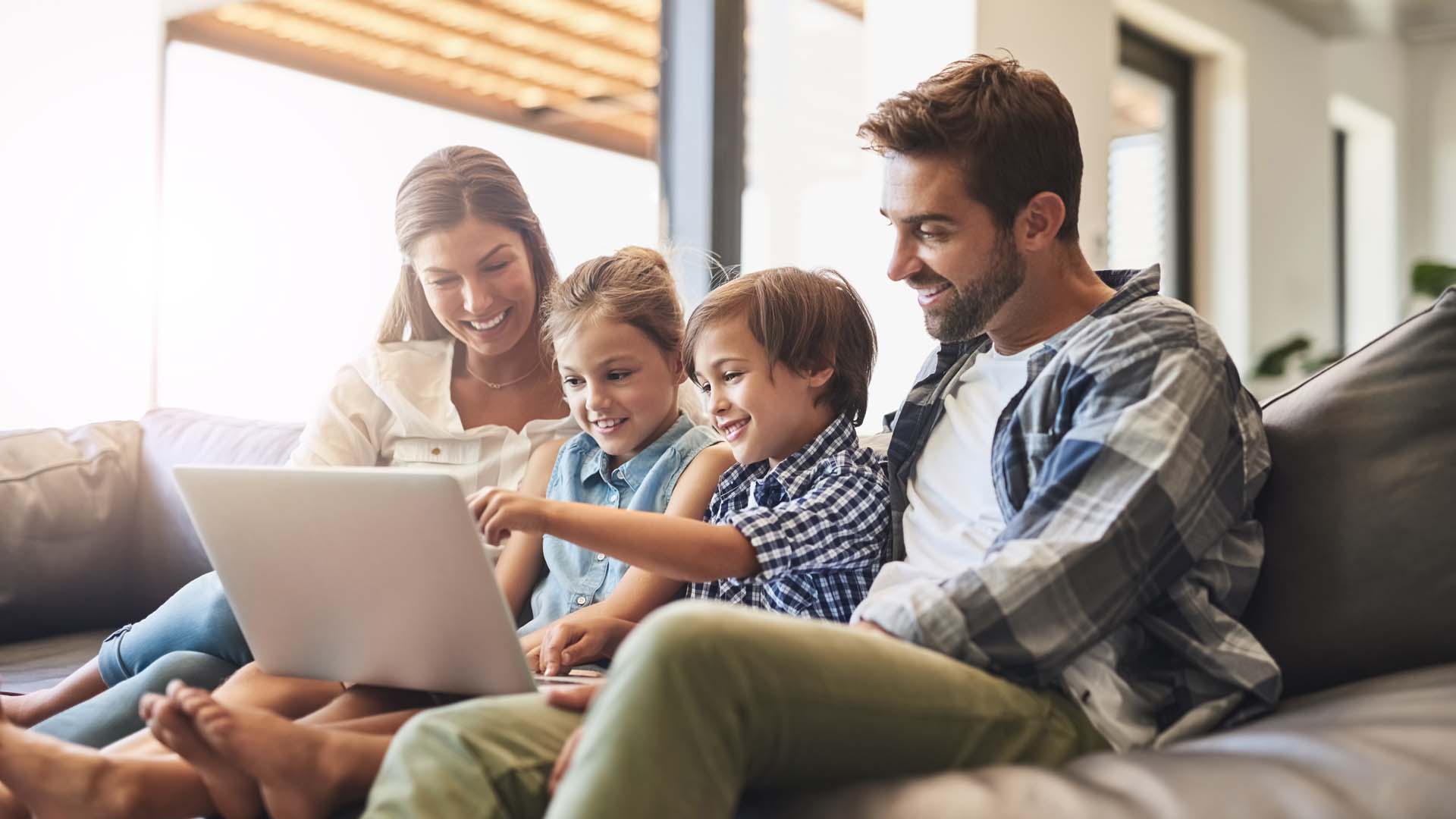 Familie sitzt vor dem Computer