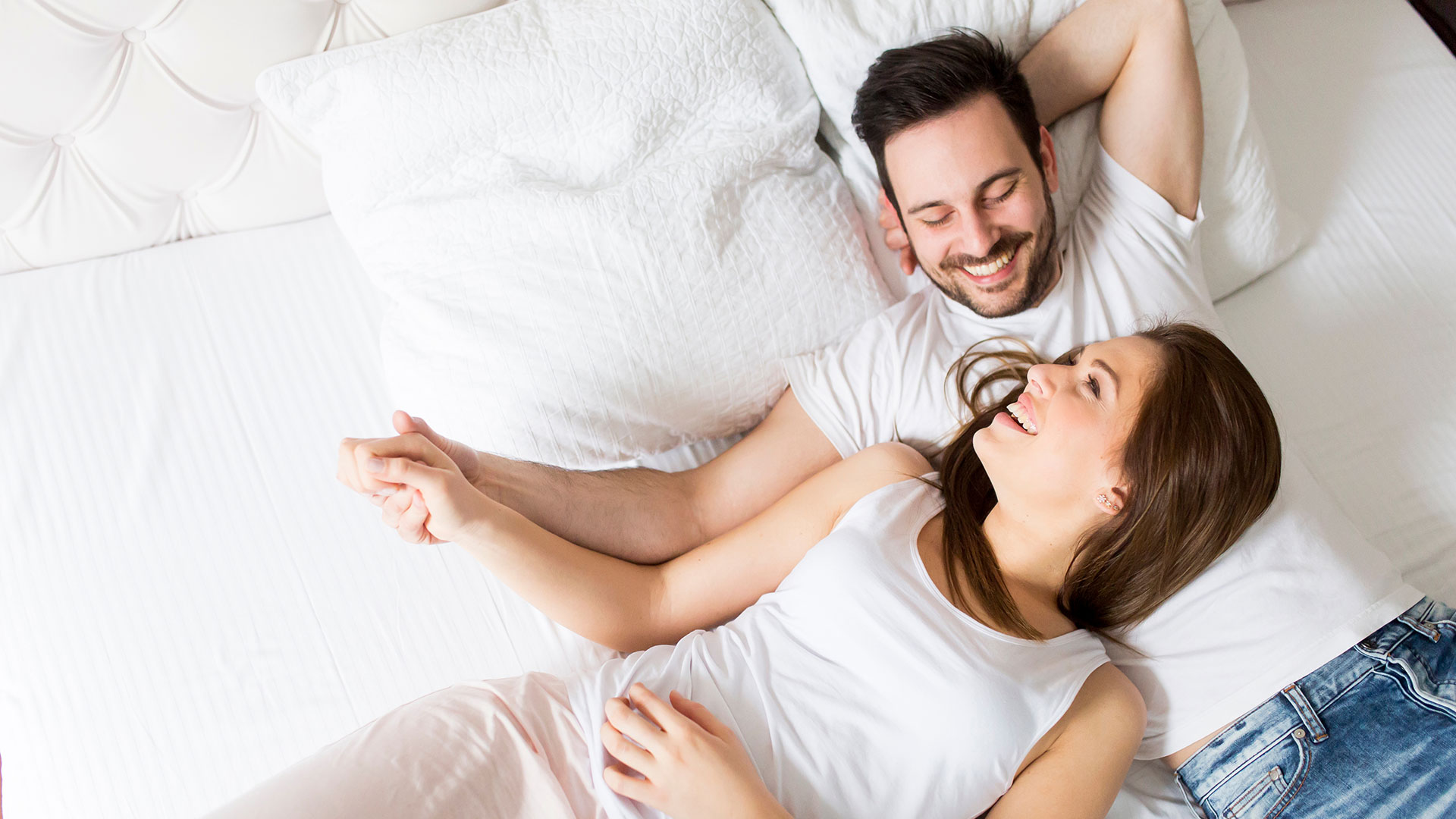 Pärchen liegt im Bett